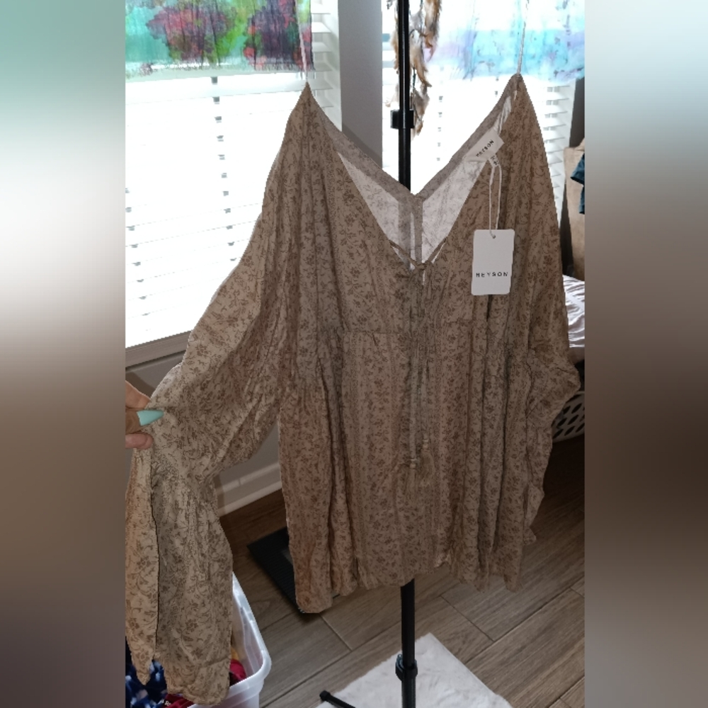 Heyson Brand Women's Blouse 1XL NEW W tags Perf Cond Stylish Soft Bell Slv